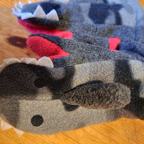 3/20$ Baby GAP Dinosaur Fleece Mittens – Gray/Red – Size XS/S (11 cm) - Picture 3 of 9